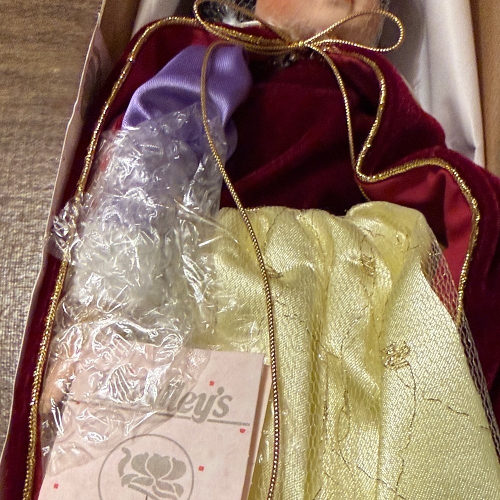 Bradley’s Collectible Dolls: Snow White - Picture 5 of 10